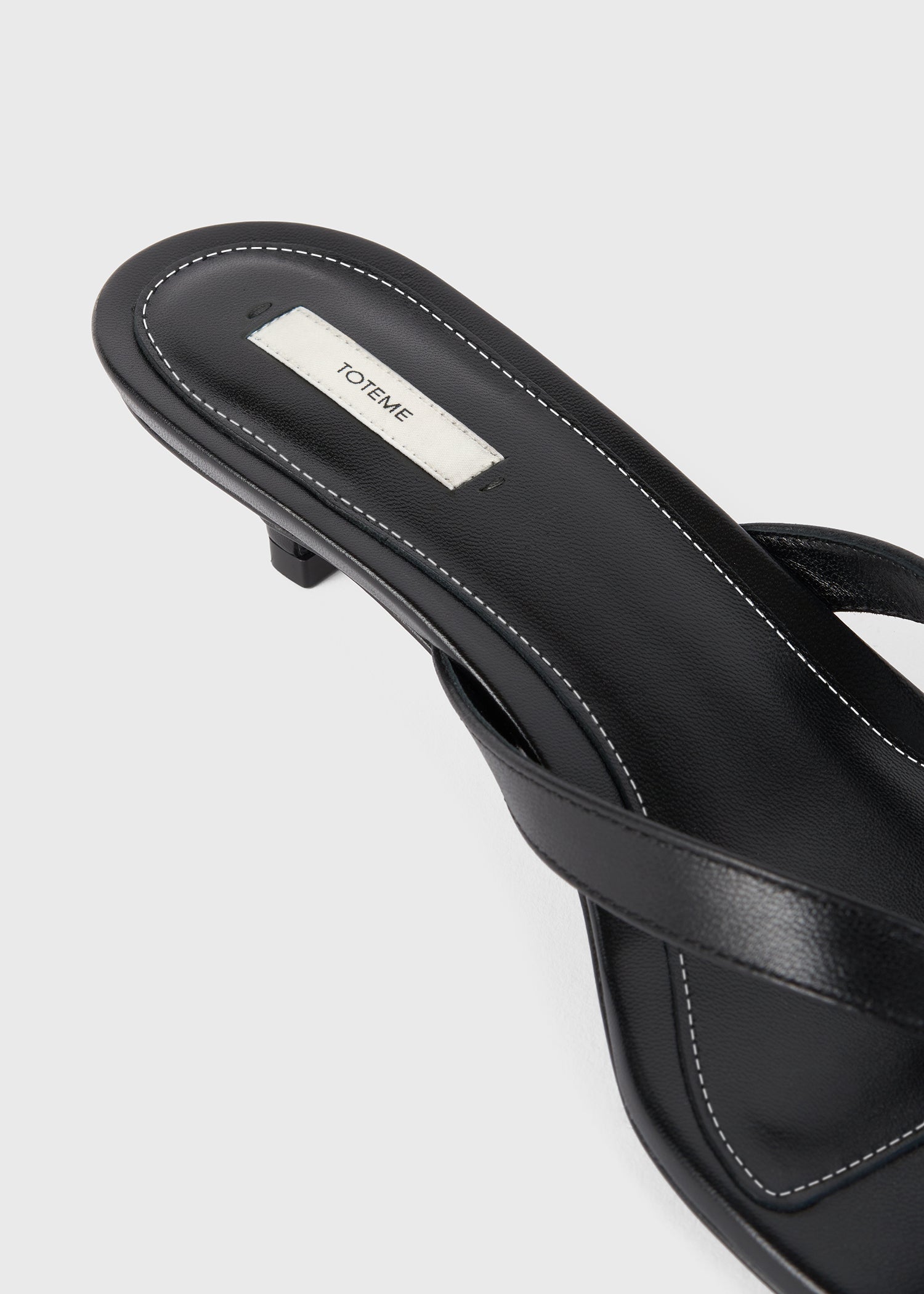Leather heeled flip flops black